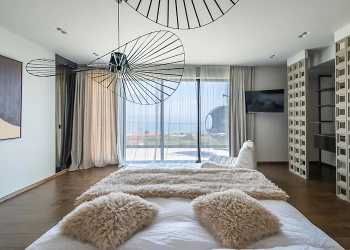 5 Bedrooms 5 Bathrooms Luxury House With Pool *