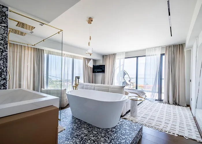 5 Bedrooms 5 Bathrooms Luxury House With Pool