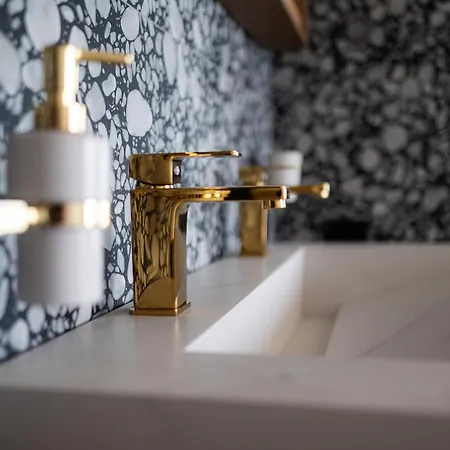 5 Bedrooms 5 Bathrooms Luxury House With Pool