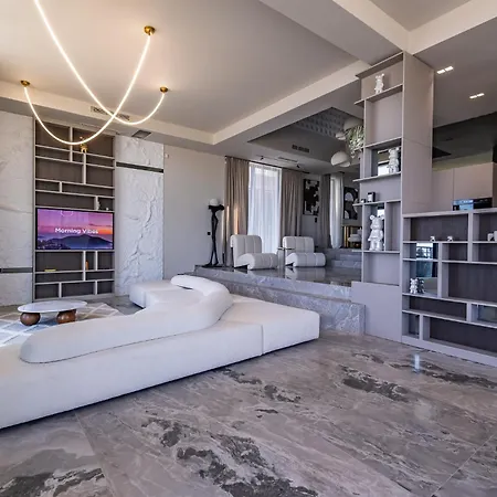 5 Bedrooms 5 Bathrooms Luxury House With Pool *