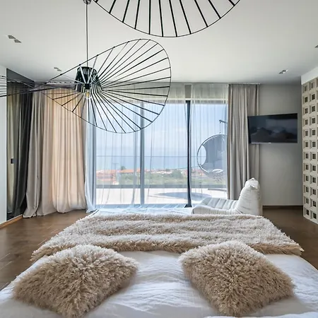 5 Bedrooms 5 Bathrooms Luxury House With Pool *