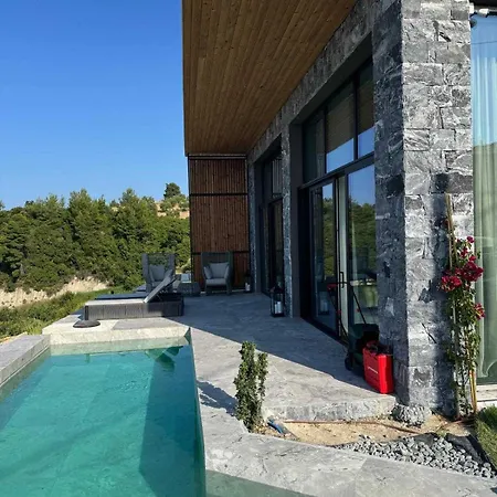 5 Bedrooms 5 Bathrooms Luxury House With Pool *