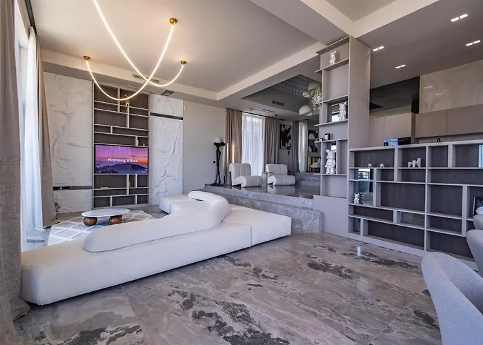 5 Bedrooms 5 Bathrooms Luxury House With Pool *