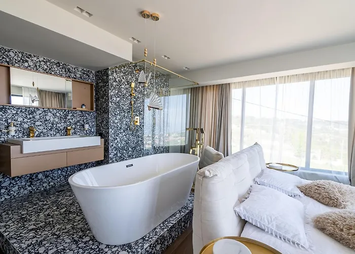 5 Bedrooms 5 Bathrooms Luxury House With Pool *