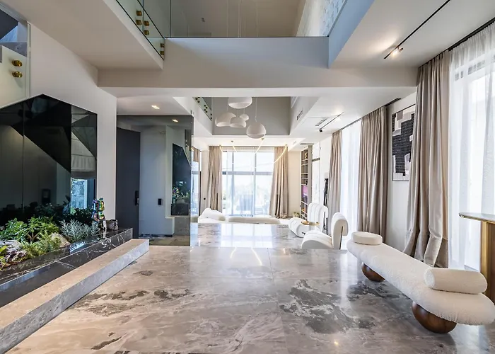 5 Bedrooms 5 Bathrooms Luxury House With Pool *