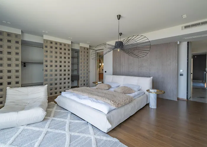 5 Bedrooms 5 Bathrooms Luxury House With Pool