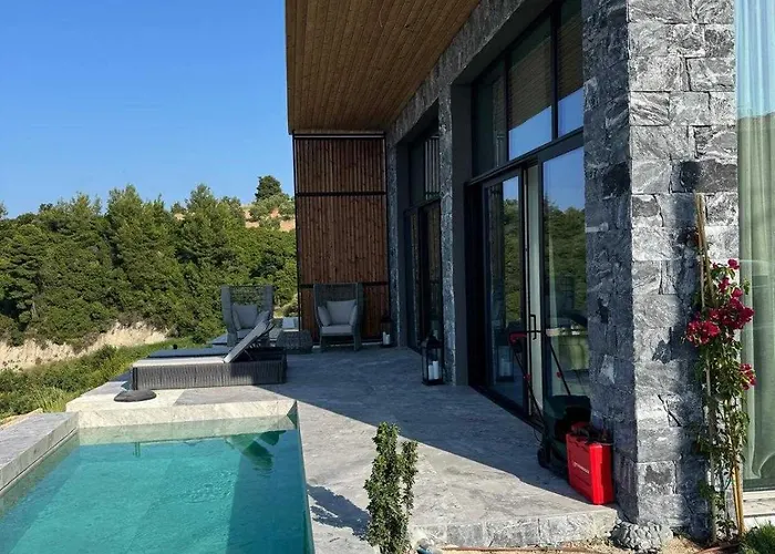 5 Bedrooms 5 Bathrooms Luxury House With Pool *